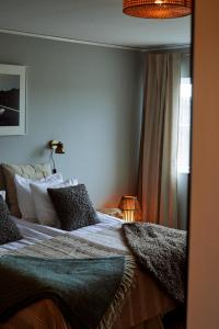 VallevikenValleviken Hotell的一间卧室设有一张床和一个窗口