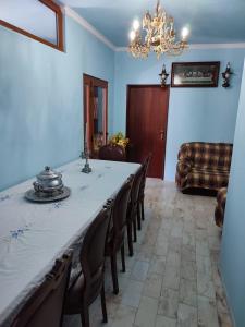 阿利若Vivenda Casa da Fraga的一间带桌椅和吊灯的用餐室
