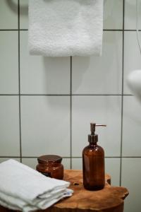 VallevikenValleviken Hotell的浴室桌子上的一瓶肥皂