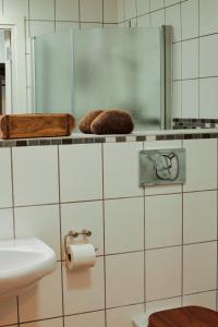 VallevikenValleviken Hotell的一间带卫生间、水槽和镜子的浴室