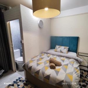 莱斯特St Lucia lodge Leicester long stays available的小卧室配有一张蓝色床头板的床