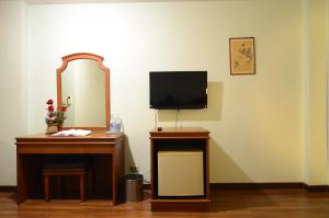 拉廊拉廊府花园酒店 的一张带镜子的桌子和墙上的电视
