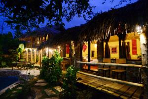 和平Duân Thảo homestay的一座房子,在晚上前有木甲板