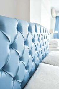奥林匹亚基·阿克蒂Endless Blue的卧室内的一张蓝色的折叠床