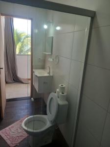 阿拉亚尔-杜卡布Hospedagem Pé Na Areia的一间带卫生间和水槽的小浴室