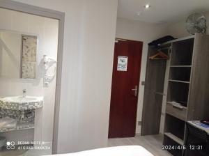 艾克斯莱班德拉库罗讷酒店的一间带水槽、卫生间和门的浴室