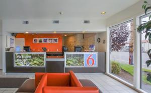 库斯贝库斯湾6号汽车旅馆的一间设有橙色椅子的餐厅和一间候机室