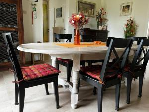 KoekelareHoliday home in Koekelare的餐桌、椅子和花瓶