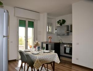 维罗纳Casa Felicity Verona的厨房以及带桌椅的用餐室。
