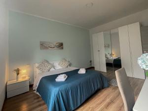 维罗纳Casa Felicity Verona的一间卧室配有一张带蓝色毯子的床