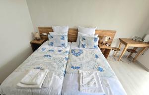 库塔伊西HillTOP Kutaisi的一间卧室配有一张带蓝色和白色床单及枕头的床。