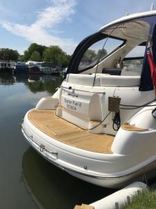 埃格姆ENTIRE LUXURY MOTOR YACHT 70sqm - Oyster Fund - 2 double bedrooms both en-suite - HEATING sleeps up to 4 people - moored on our Private Island - Legoland 8min WINDSOR THORPE PARK 8min ASCOT RACES Heathrow WENTWORTH LONDON Lapland UK Royal Holloway的船上有木船坞