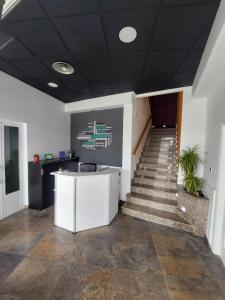 Mahora塞万提斯酒店的办公室,设有楼梯、桌子和楼梯