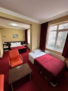 安卡拉米娜1号酒店的酒店客房,配有两张床和椅子