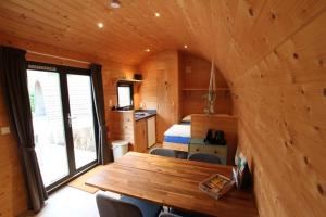巴勒纳绍Wood Cabin 4 personen的木制客房设有木桌和床。