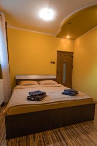 加拉茨Vila Mario的一间卧室配有一张大床和两条毛巾