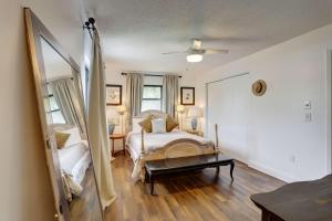 圣徒皮特海滩Blue Beach Cottage的一间卧室配有一张床和一面大镜子