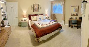 PittsfieldMonroe Street Suites的一间卧室配有一张大床、一张桌子和一张书桌