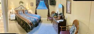 PittsfieldMonroe Street Suites的卧室配有床和浴缸