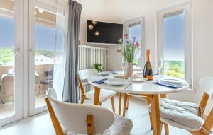 伊佐拉Beautiful Apartment In Izola With Wifi的享有美景的带桌椅的用餐室