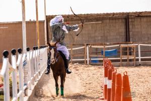 利雅德Working Line Traditional Equestrian Centre的骑着马与领带的人