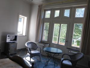 汉诺威托斯卡别墅酒店的客房设有桌椅和窗户。