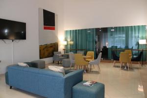 贝雅弗朗西斯酒店的客厅配有蓝色的沙发和椅子
