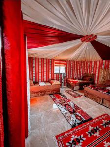 瓦迪拉姆Rum Mars camp的客厅设有红色的墙壁和红色的窗帘