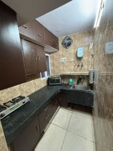 钱德加尔Chandigarh Housing Board Flats Sector 44 D的厨房配有水槽和台面