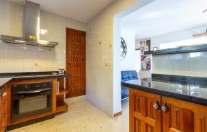 Orba2 Bedroom Lovely Home In Orba的厨房配有木制橱柜和炉灶烤箱。