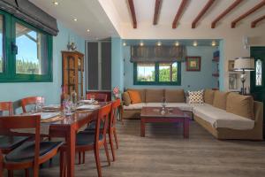 帕拉代西翁Villa Vera的客厅配有沙发和桌子