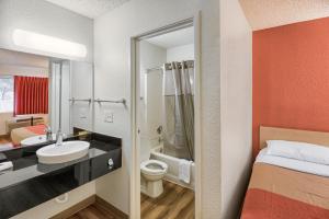Wintermutes Corner埃弗雷特南汽车旅馆6号的酒店客房设有带床和水槽的浴室