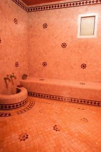 ImoulassAtlasunsea - Riad de l’Atlas的带浴缸和盥洗盆的浴室
