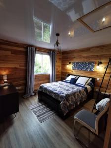 勒唐蓬Bungalow Tillandsia的一间卧室设有一张大床和一个窗户。