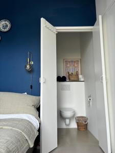 阿姆斯特丹Lovely small apartment in 'De Pijp'的一间卧室配有一张床和一个卫生间