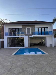 拉维加La Vega City home with pool的一座房子前面设有游泳池