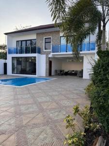 拉维加La Vega City home with pool的一座房子前面设有游泳池