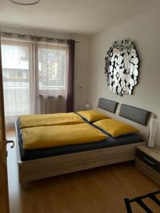 布列瑟农Apartment 66的一间卧室配有一张带黄床单和吊灯的床。
