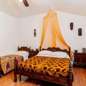 圣塔布罗焦迪瓦尔波利切拉A Casa di Tom的一间卧室配有一张带天蓬的床