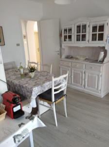 巴塞尔加·迪·皮纳Appartamento da Pino的厨房配有桌椅和柜台。