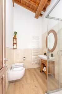 维罗纳Agriturismo Ai Dossi的浴室配有白色卫生间和盥洗盆。