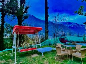 马拉里4 Bedroom Luxury Bungalow in Manali with Beautiful Scenic Mountain & Orchard View的配有床和桌子的房间