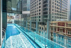 悉尼Sydney CBD Luxury Furnished Apartment & City Views的享有大楼内游泳池的景致