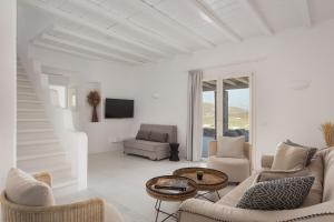 米克诺斯城Retreat Hill Luxury Villas Mykonos的白色的客厅配有沙发和桌子