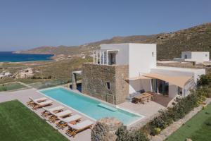 米克诺斯城Retreat Hill Luxury Villas Mykonos的享有带游泳池的别墅的外部景致