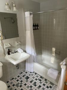 威廉斯敦Berkshire Valley Inn的一间带水槽、浴缸和卫生间的浴室