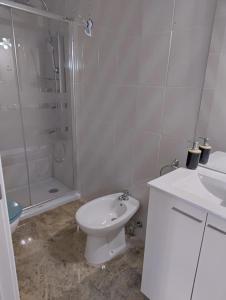 萨洛Cala Dorada的白色的浴室设有卫生间和淋浴。