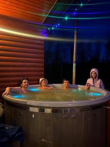 Bērzgale美热奴克拉斯特斯酒店的一组人在热水浴缸中