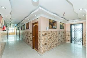 迪卡Super Capital O Hotel Bidisha的砖墙建筑的走廊