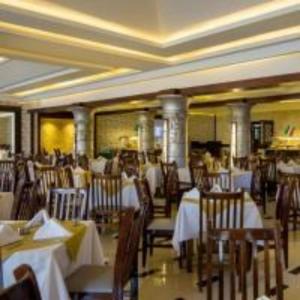 赫尔格达ميراج باي (شاليه)的餐厅内带白色桌椅的用餐室